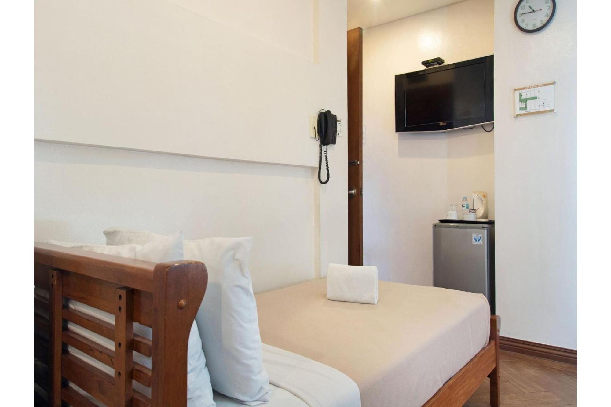 Townhouse Oak Avitel Hotel Near Osmena Highway, Pnr Pasay Station, Metro Manila Макати Экстерьер фото