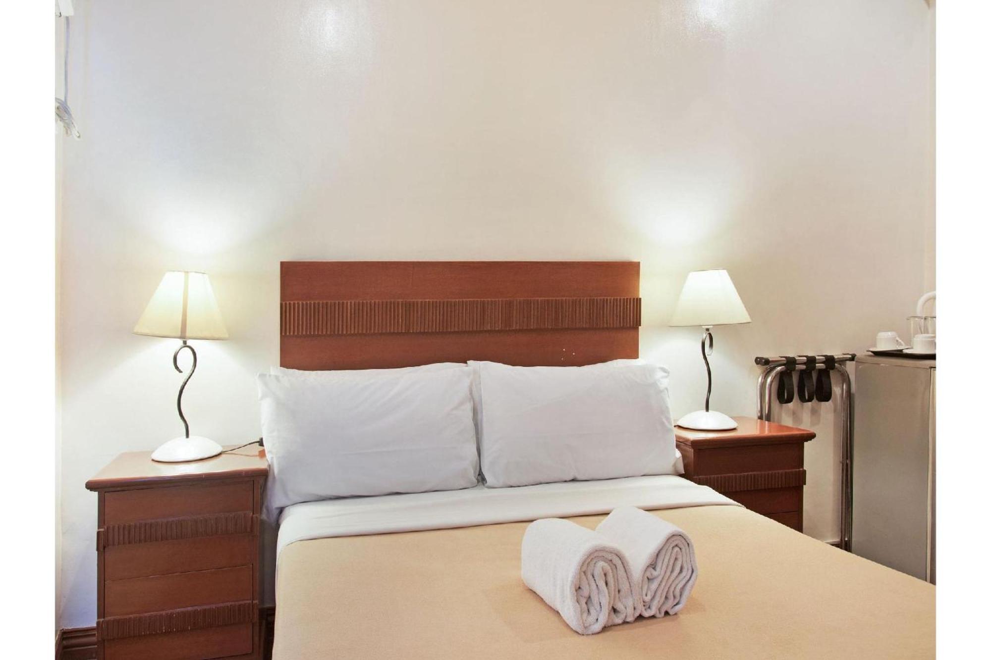 Townhouse Oak Avitel Hotel Near Osmena Highway, Pnr Pasay Station, Metro Manila Макати Экстерьер фото