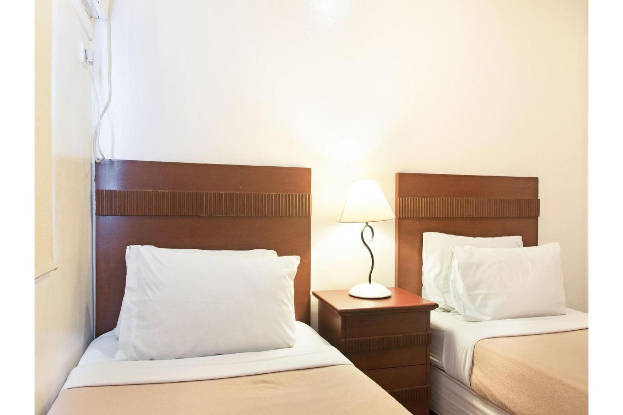 Townhouse Oak Avitel Hotel Near Osmena Highway, Pnr Pasay Station, Metro Manila Макати Экстерьер фото